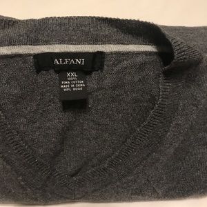Soft comfortable Alfani v neck light sweater